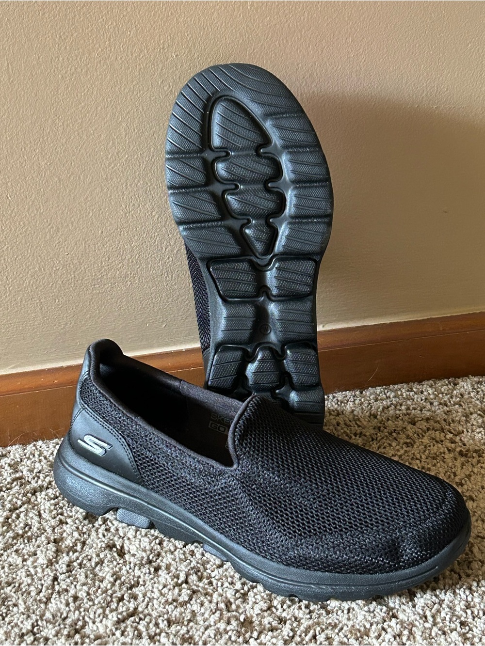 Skechers Go Walk 5 Ultra Go Women's Sneakers black & silver size 8 wide